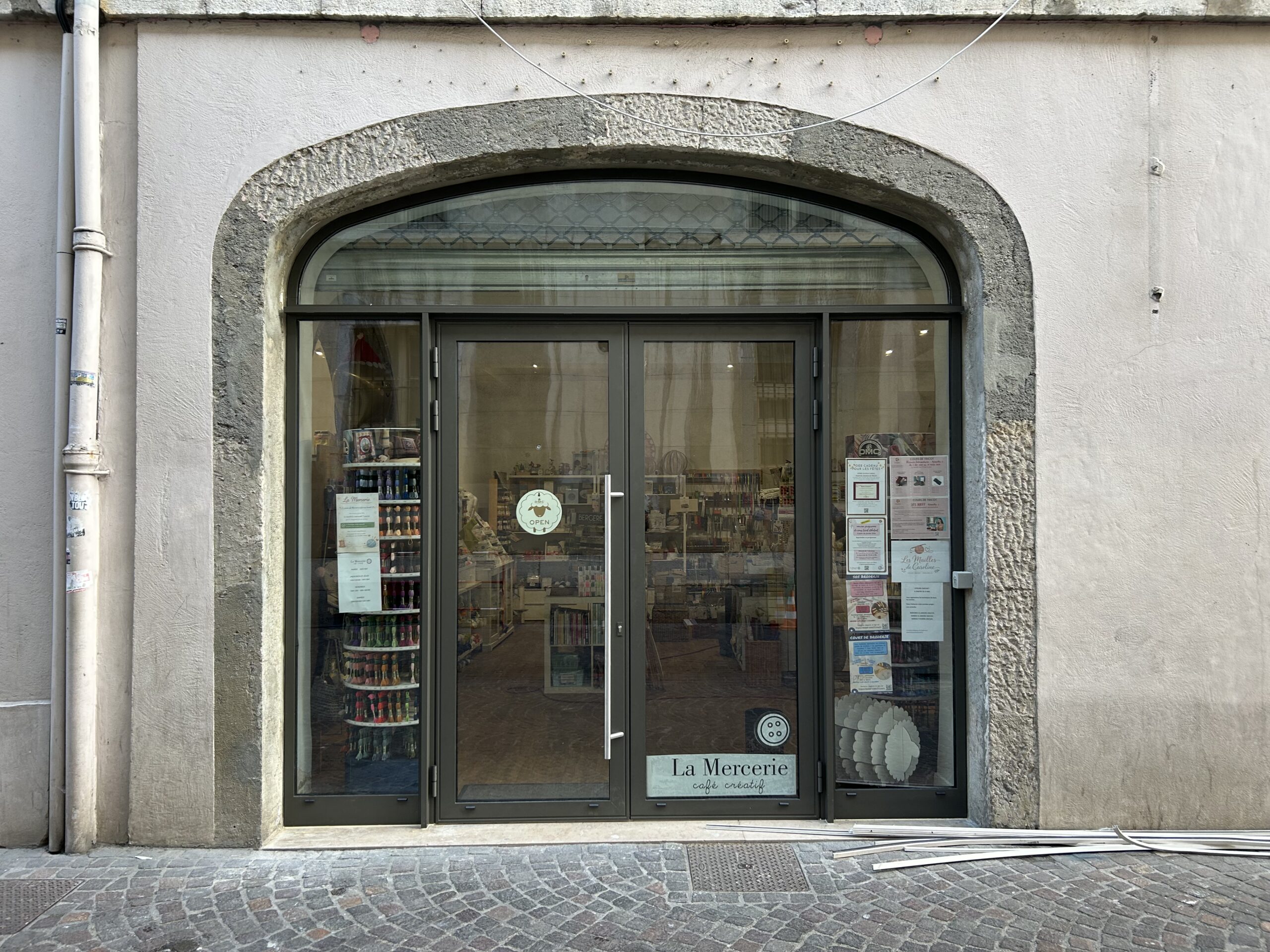 vitrine de magasin chambery savoie
